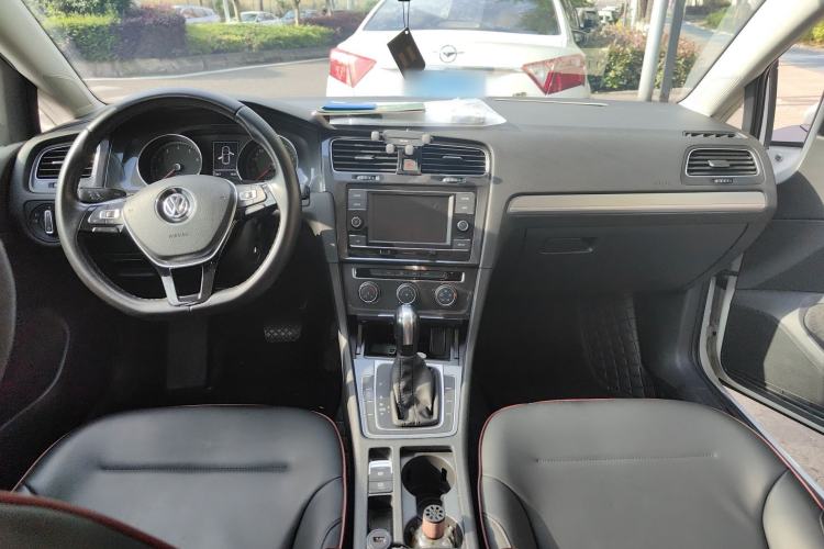 Used Volkswagen Golf 2018 230TSI Automatic Comfort Model Center Console