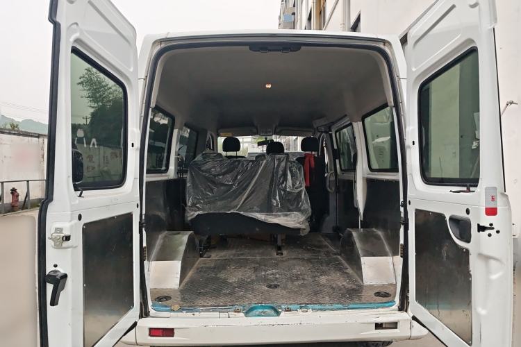 Used SAIC MAXUS Xintu V80 2023 2.0T AMT Classic Aoyuntong Short Wheelbase Mid-Roof 5/6-Seater Trunk