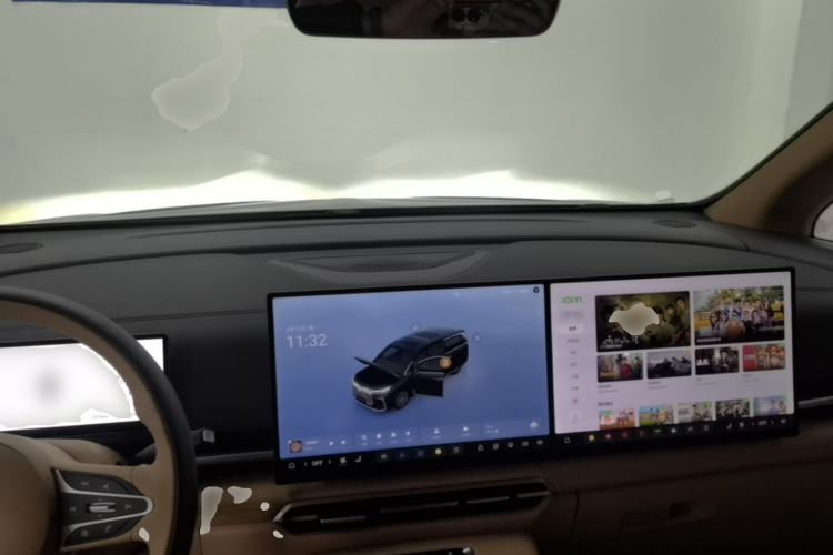 Used VOYAH Dream 2025 PHEV Four-Wheel Drive Excellence Kunpeng Edition Center Console