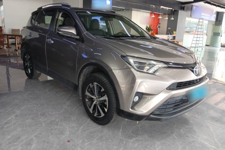 Used Toyota RAV4 2016 2.0L CVT Two-Wheel Drive Fashion Edition China V Standard Front Right 45 Deg