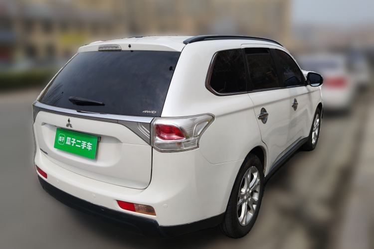 Used Mitsubishi Outlander 2013 2.4L Four-Wheel Drive Luxury Navigation Version 7 Seats