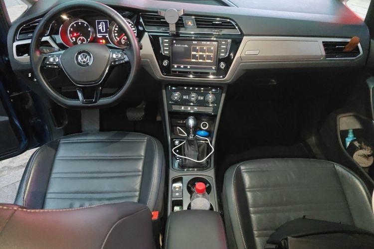 Used Volkswagen Touran 2018 Volkswagen Touran L 280TSI DSG Comfort Edition 7-seater Center Console