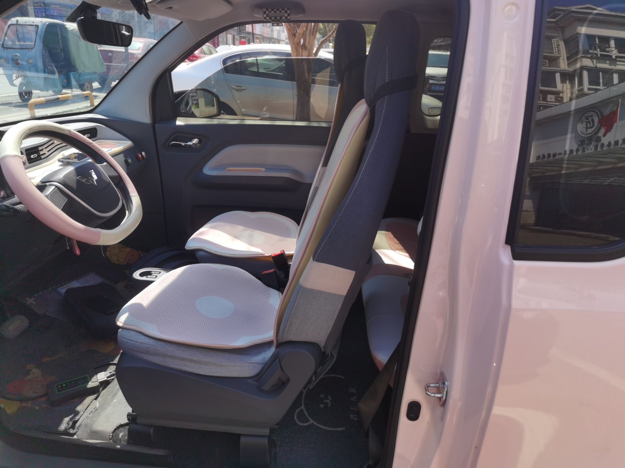 المقاعد الأمامية داخل السيارة