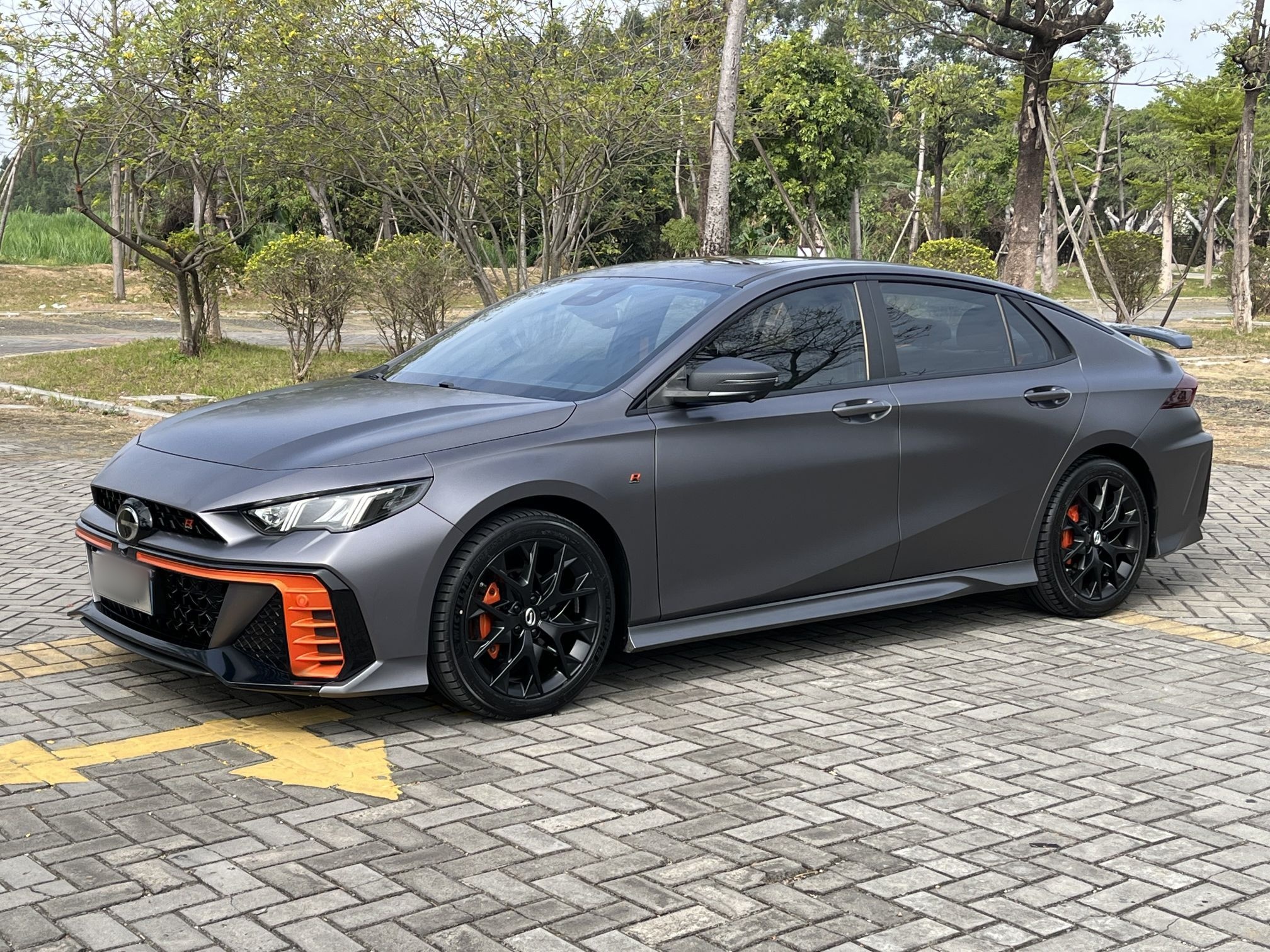 Под передней частью автомобиля