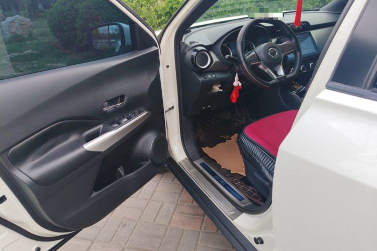 Used Nissan Kicks 2017 1.5L CVT Cool Enjoy Edition Driver Seat