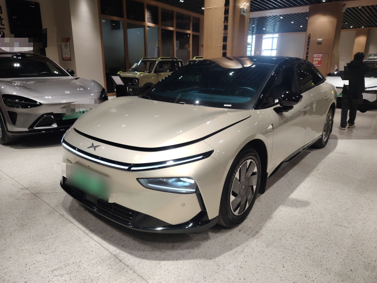 تحت مقدمة السيارة