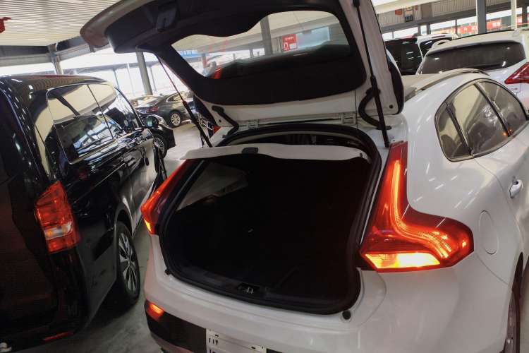 Used Volvo V40 2015 Cross Country T5 AWD Smart Luxury Edition