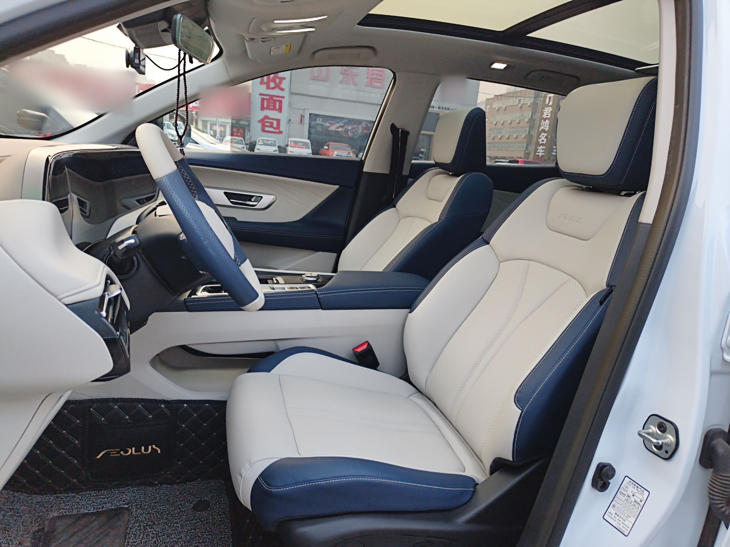 المقاعد الأمامية داخل السيارة