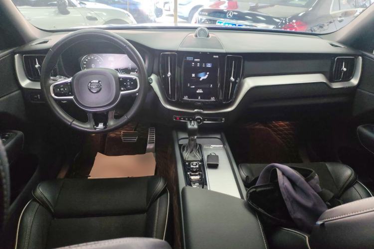 Used Volvo XC60 2018 T5 4x4 Smart & Sporty Edition Center Console
