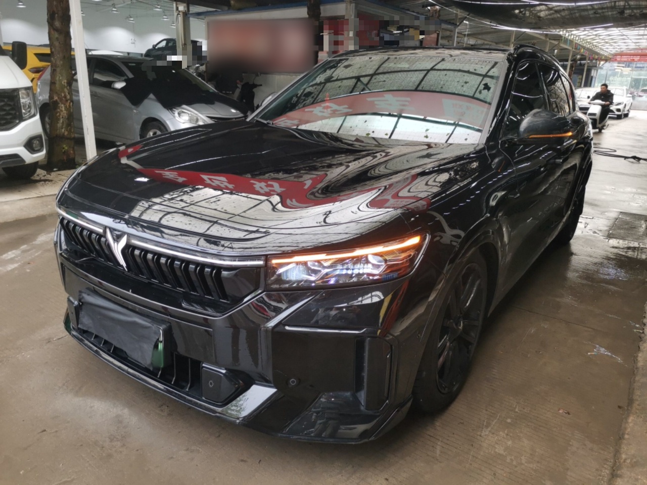 تحت مقدمة السيارة