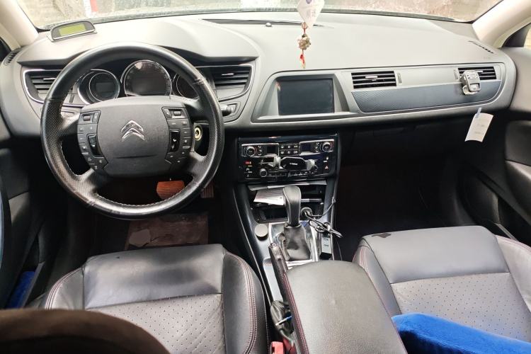 Used Citroen C5 2014 1.6T Automatic Prestige Model Center Console