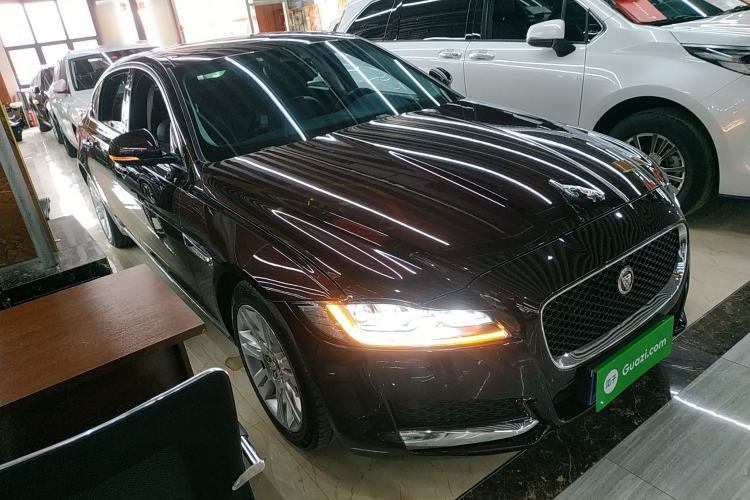 Used Jaguar XFL 2018 XFL 2.0T 250 PS Luxury Edition Front Right 45 Deg