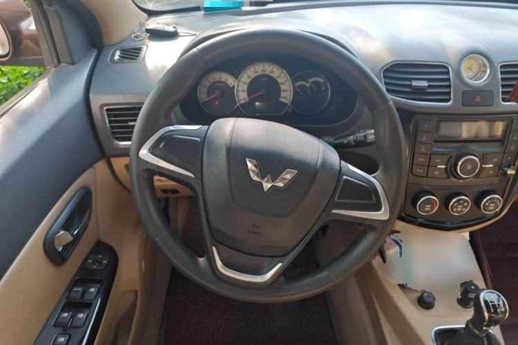 Used Wuling Hongguang 2013 1.2L S Comfort Model China IV Standard Steering Wheel