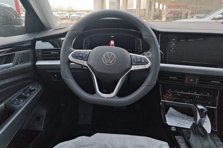 Used Volkswagen Passat 2026 Model, Outstanding 380TSI Longteng Edition Steering Wheel