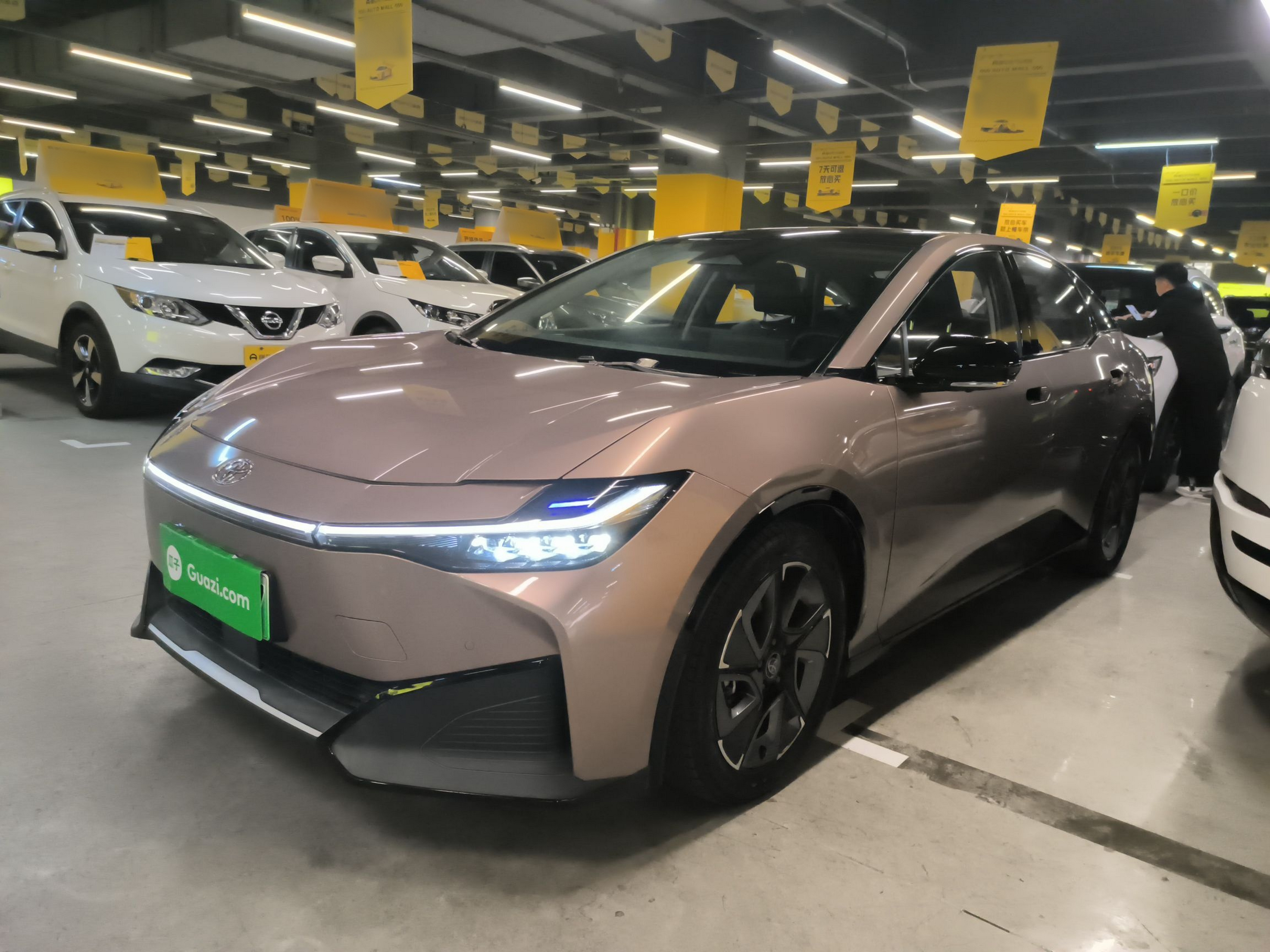 Под передней частью автомобиля