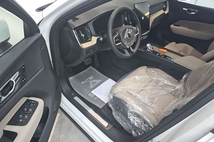 Used Volvo XC60 2026 B5 4x4 Smart Luxury Edition Driver Seat