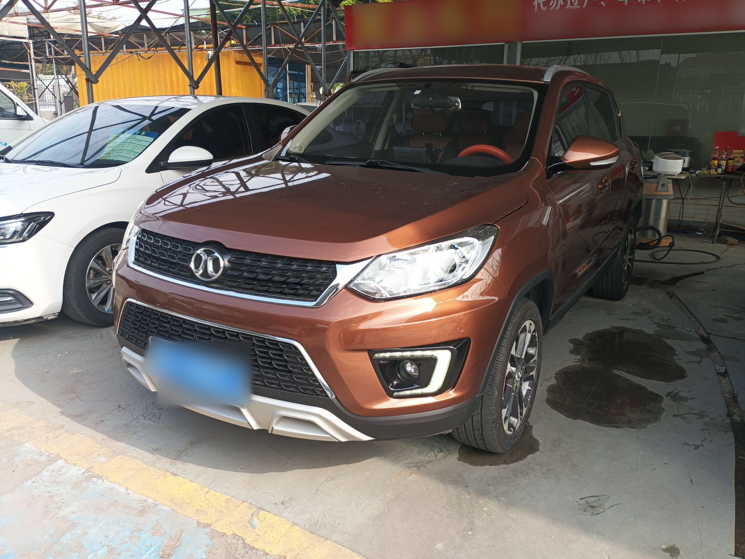 تحت مقدمة السيارة