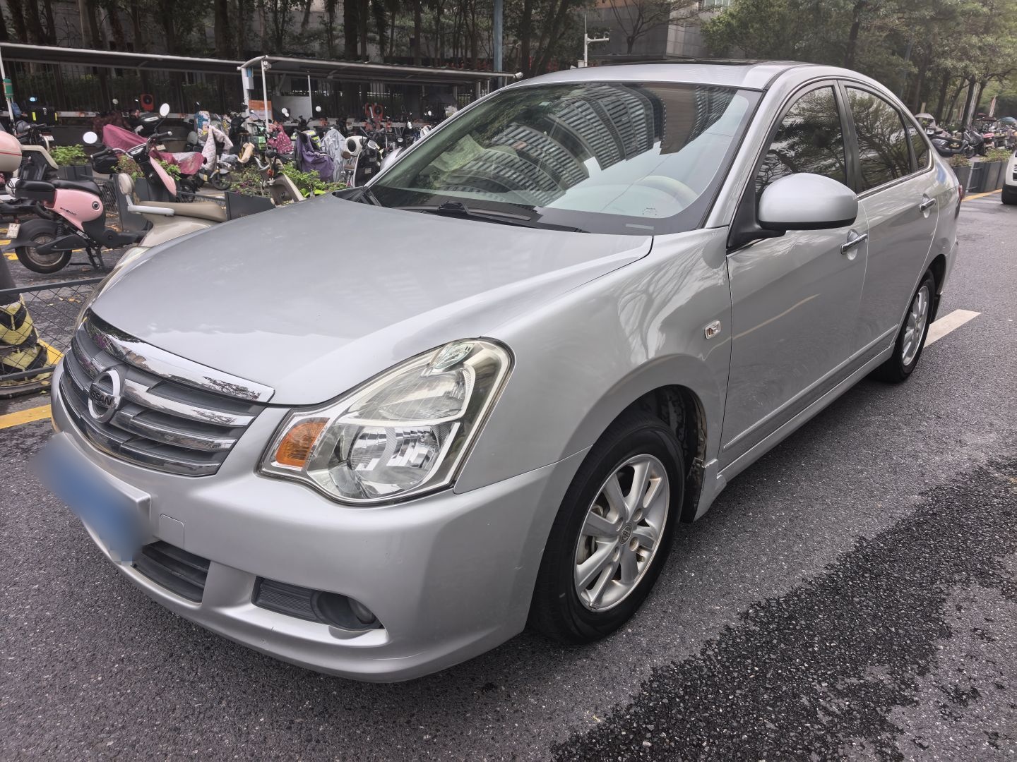 Под передней частью автомобиля