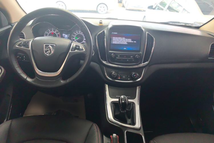 Used Baojun 560 2015 1.8L manual luxury version

