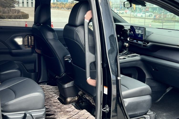 Used Toyota Granvia 2024 2.5L Hybrid Luxury Edition