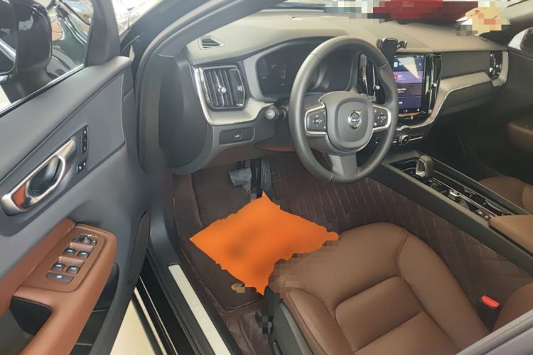 Used Volvo XC60 2025 B5 4x4 Smart Luxury Edition Driver Seat