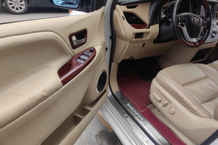 Used Toyota SIENNA 2018 3.5 Four-Wheel Drive LE Version 7 Seats – Canadian Edition Driver Seat