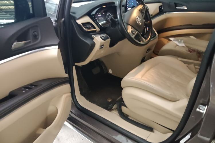 Used Buick GL8 2023 Facelifted Land Cruiser Executive Luxury Version
