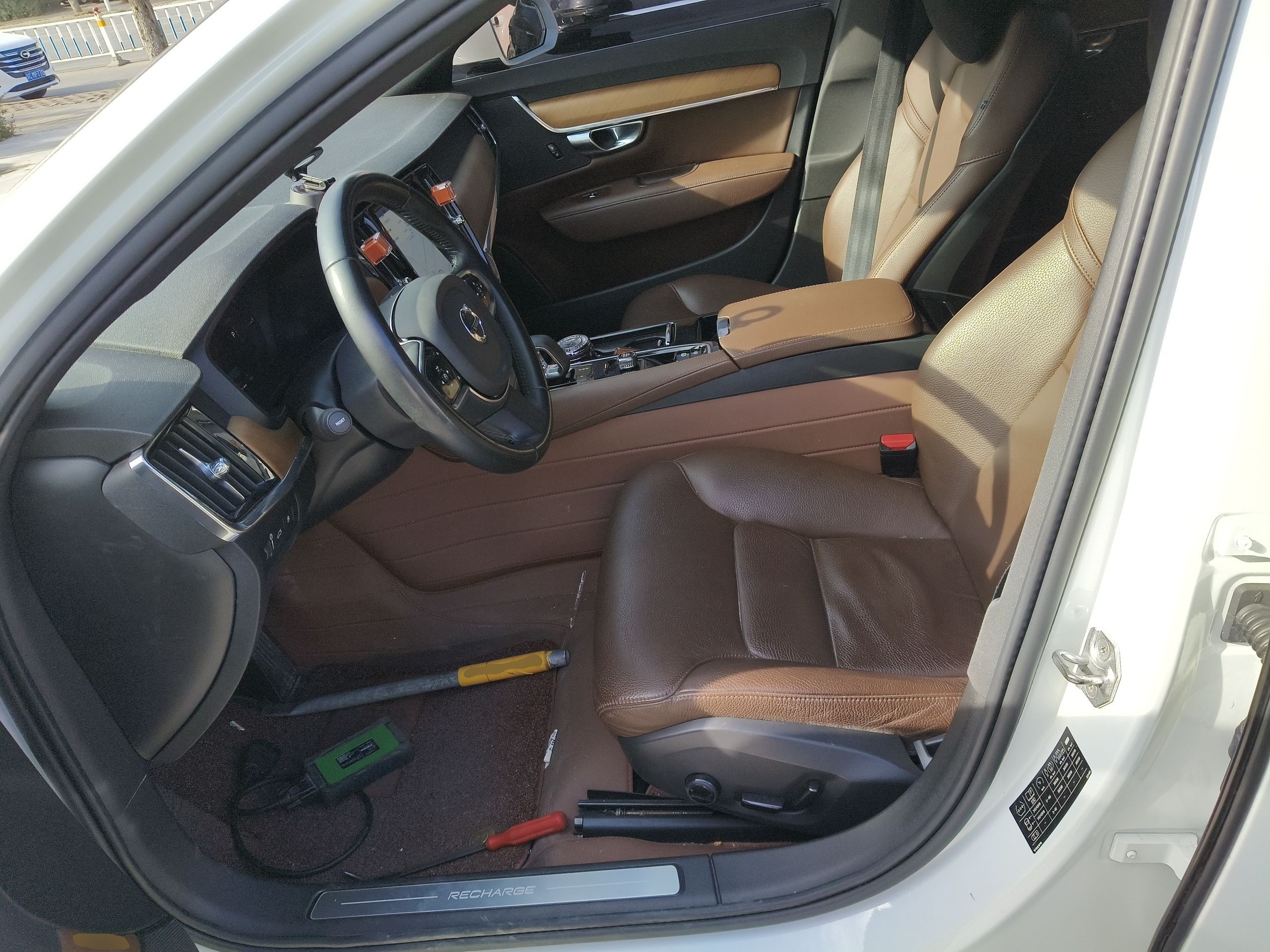 المقاعد الأمامية داخل السيارة