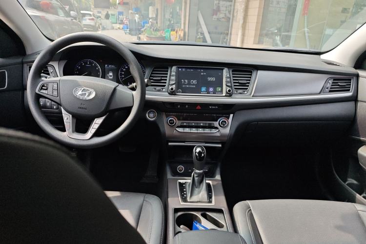 Used Hyundai Mistra 2019 1.8L Automatic Smart GLS China VI Standard Center Console