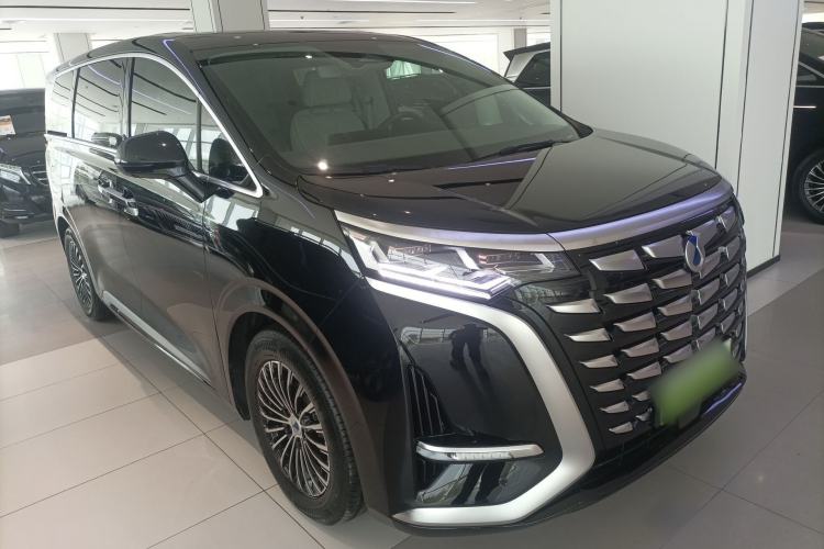 Used Denza D9 2024 DM-i 1050 Luxury Model Front Right 45 Deg