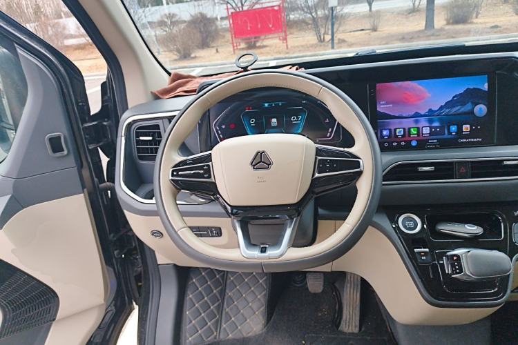 Used Sinotruk Pioneer V 2025 Multi-Function PRO Version 2.0T Automatic Short Wheelbase Low Roof Steering Wheel