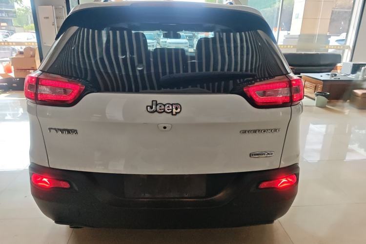 Used Jeep Cherokee 2016 2.0L Superior Edition

