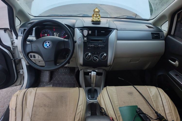 Used Venucia R50 2015 1.6L Automatic Fashion Edition Interior 2