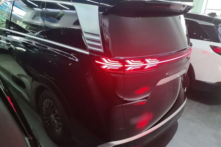 Used Denza D9 2025 DM-i Intelligent Drive 1020 Four-Wheel Drive Flagship Model
