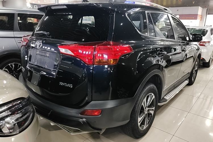 Used Toyota RAV4 2015 2.0L CVT Two-Wheel Drive Fashion Edition Rear Right 45 Deg