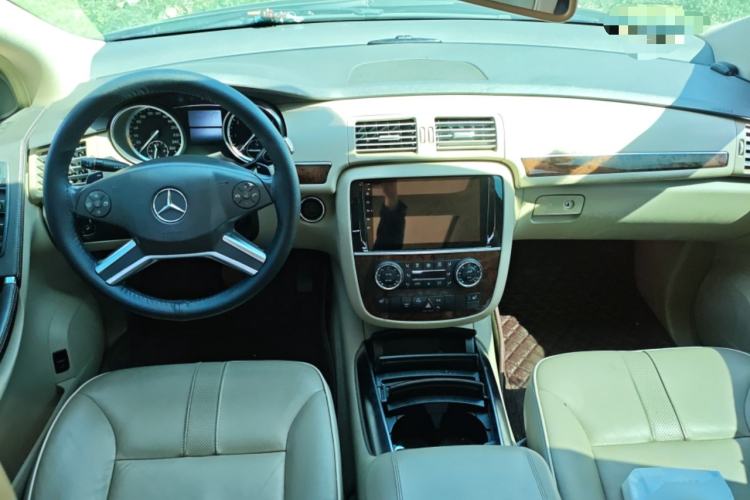 Used Mercedes-Benz R-Class 2010 R 350 L 4MATIC Center Console