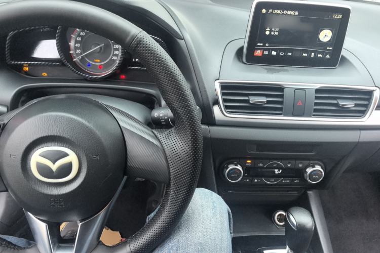 Used Mazda 3 Axela 2014 Sedan 1.5L Automatic Luxury Model