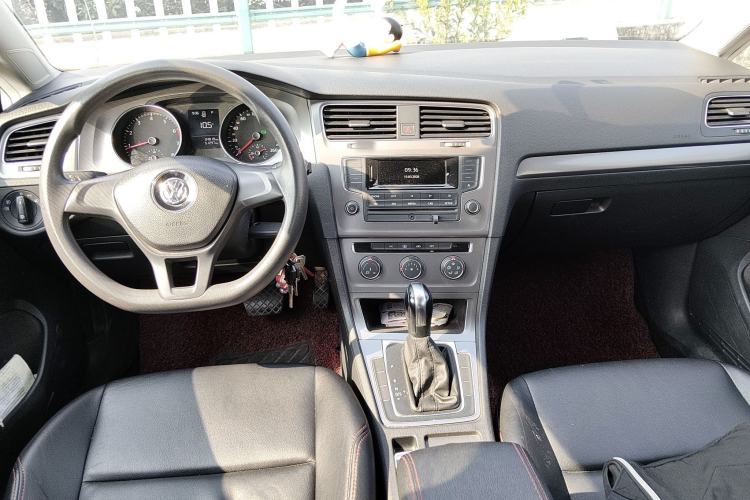 Used Volkswagen Golf 2016 1.6L Automatic Fashion Model
