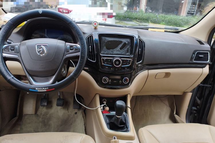 Used Baojun 730 2015 1.8L Manual Luxury Navigation ESP Version 7-seater
