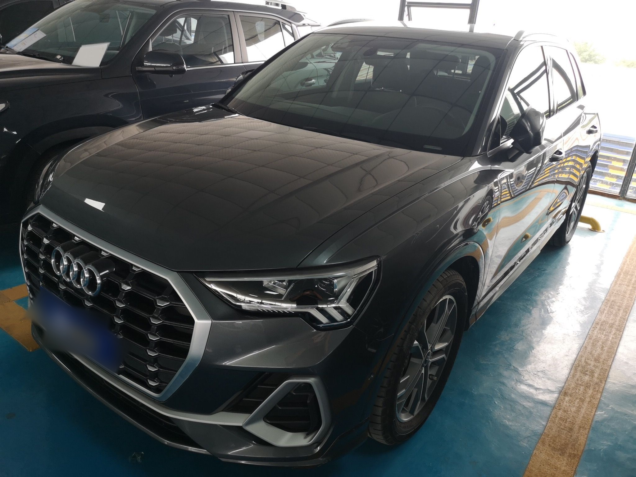 تحت مقدمة السيارة