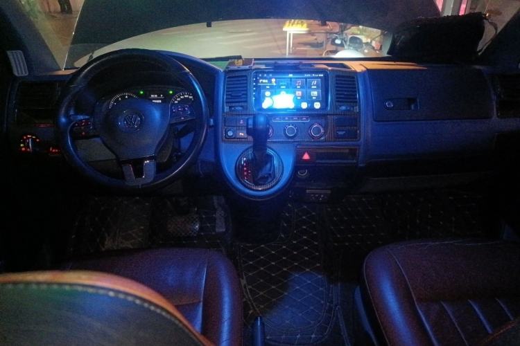 Used Volkswagen Caravelle 2014 2.0 TSI Four-Wheel Drive Comfort Edition Center Console