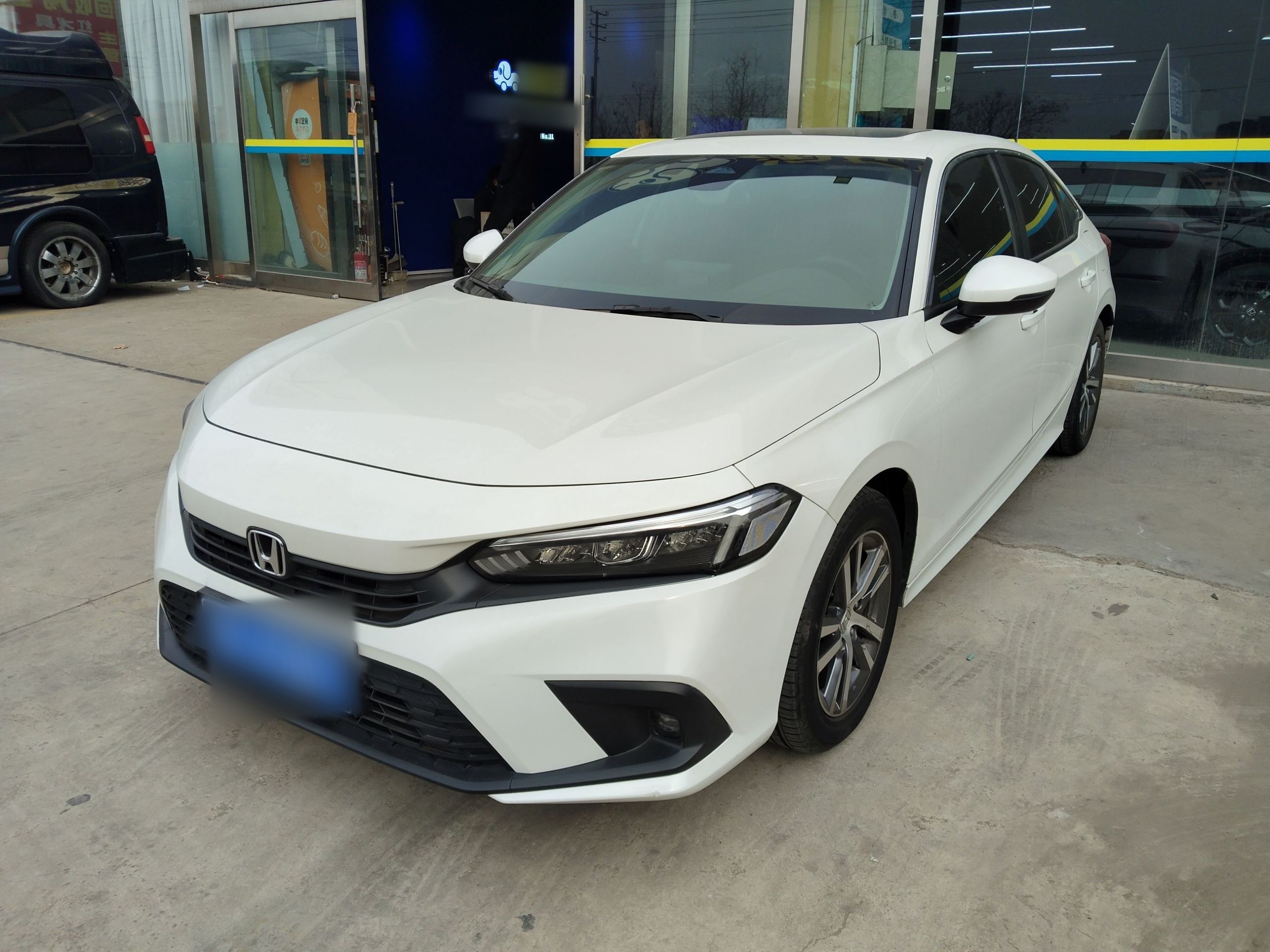 Под передней частью автомобиля