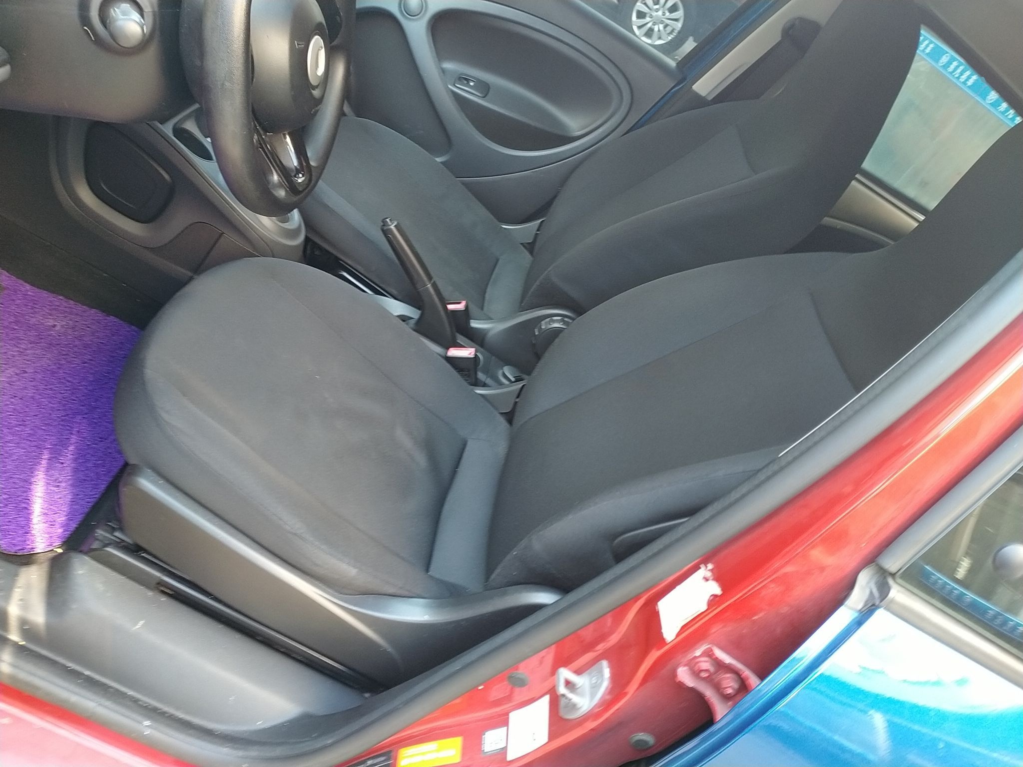 المقاعد الأمامية داخل السيارة