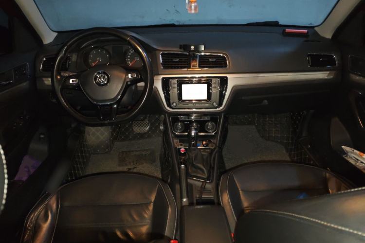 Used Volkswagen Lavida 2015 1.6L Automatic Luxury Edition Center Console