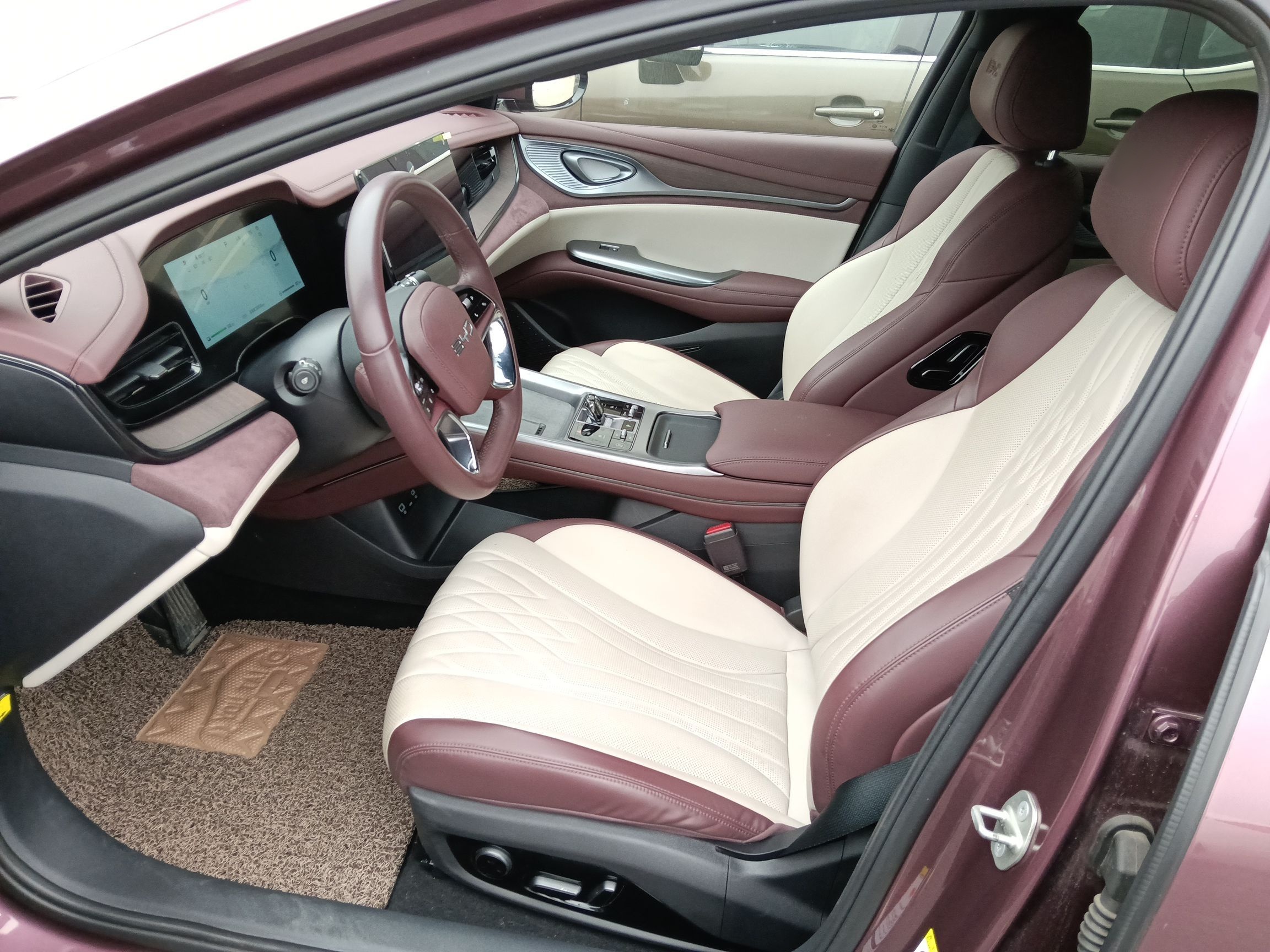 المقاعد الأمامية داخل السيارة