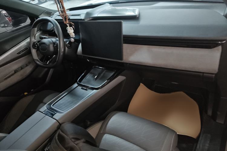 Used Lynk & Co 08 EM-P 2025 220 km All-Wheel-Drive Performance Halo
