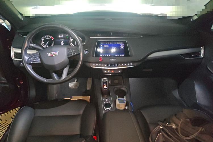 Used Cadillac XT4 2018 28T Two-Wheel-Drive Luxury Model Center Console