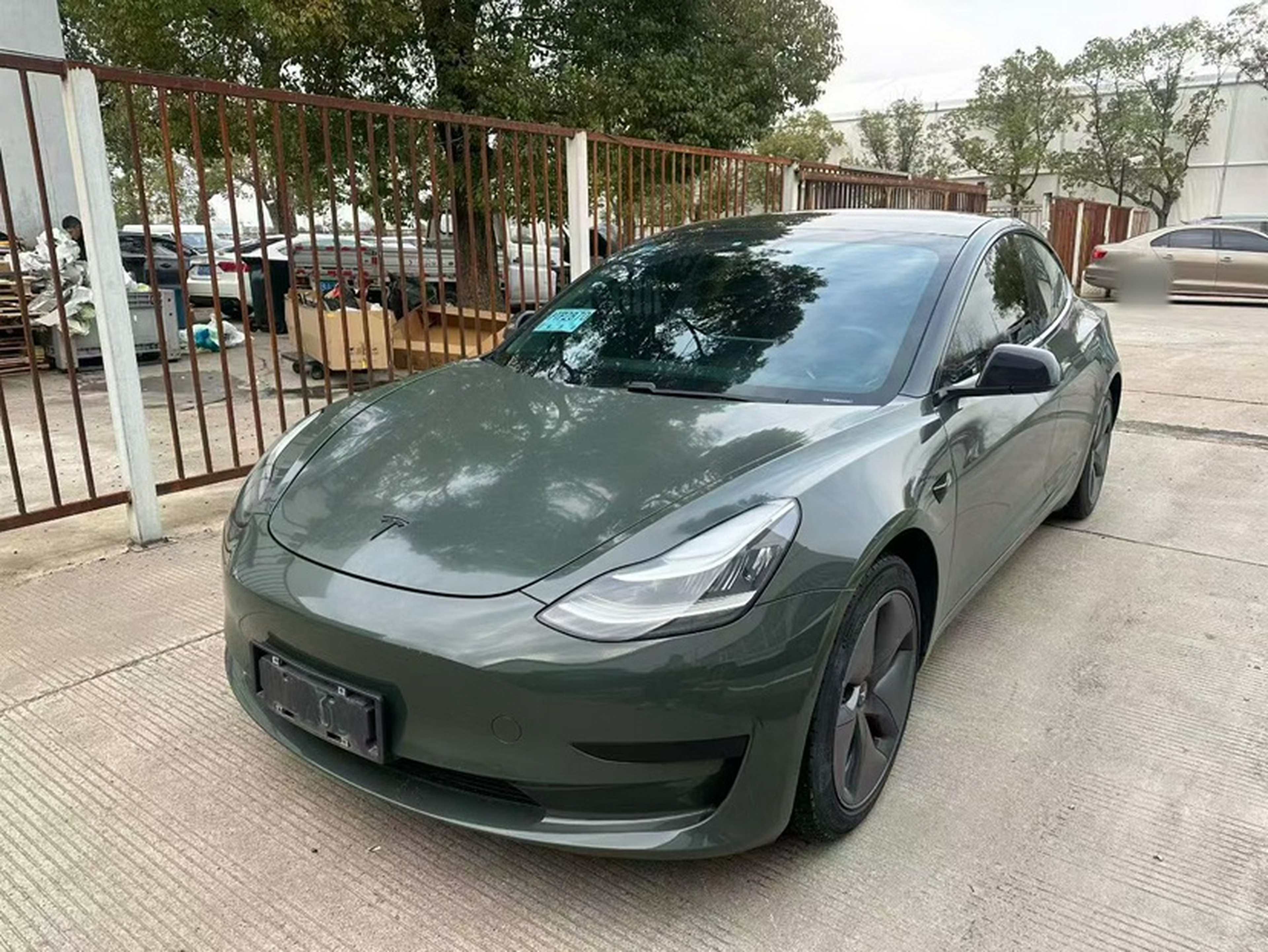 Под передней частью автомобиля