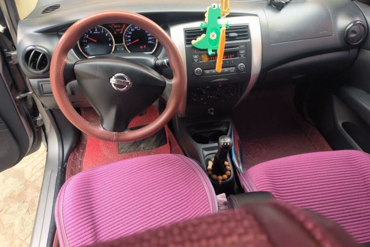 Used Nissan Livina 2013 1.6XE Manual Comfort Edition Center Console