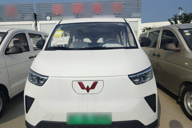 Used Wuling Yangguang 2024 300KM Comfort Version Passenger Van 75kW